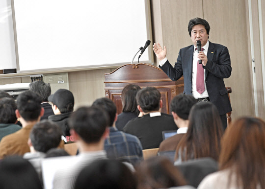 건국대학교는 민상기 총장이 지난 11일 동물생명과학관에서 상허생명과학대학 축산식품생명공학과 학생 100명을 대상으로 '4차 산업혁명 시대의 리더쉽과 미래 식품산업'을 주제로 특강을 했다고 16일 밝혔다. 건국대 제공